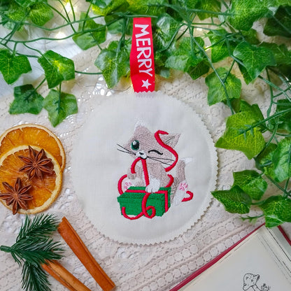 Decoro per l'albero di Natale ricamato Gatto e regalo