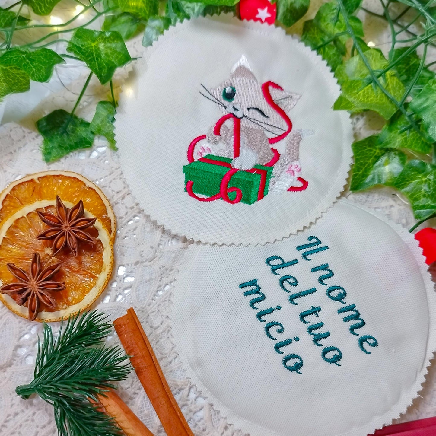 Decoro per l'albero di Natale ricamato Gattino e albero