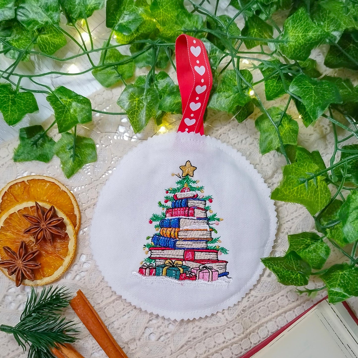 Decoro per l'albero di Natale ricamato Libri e neve
