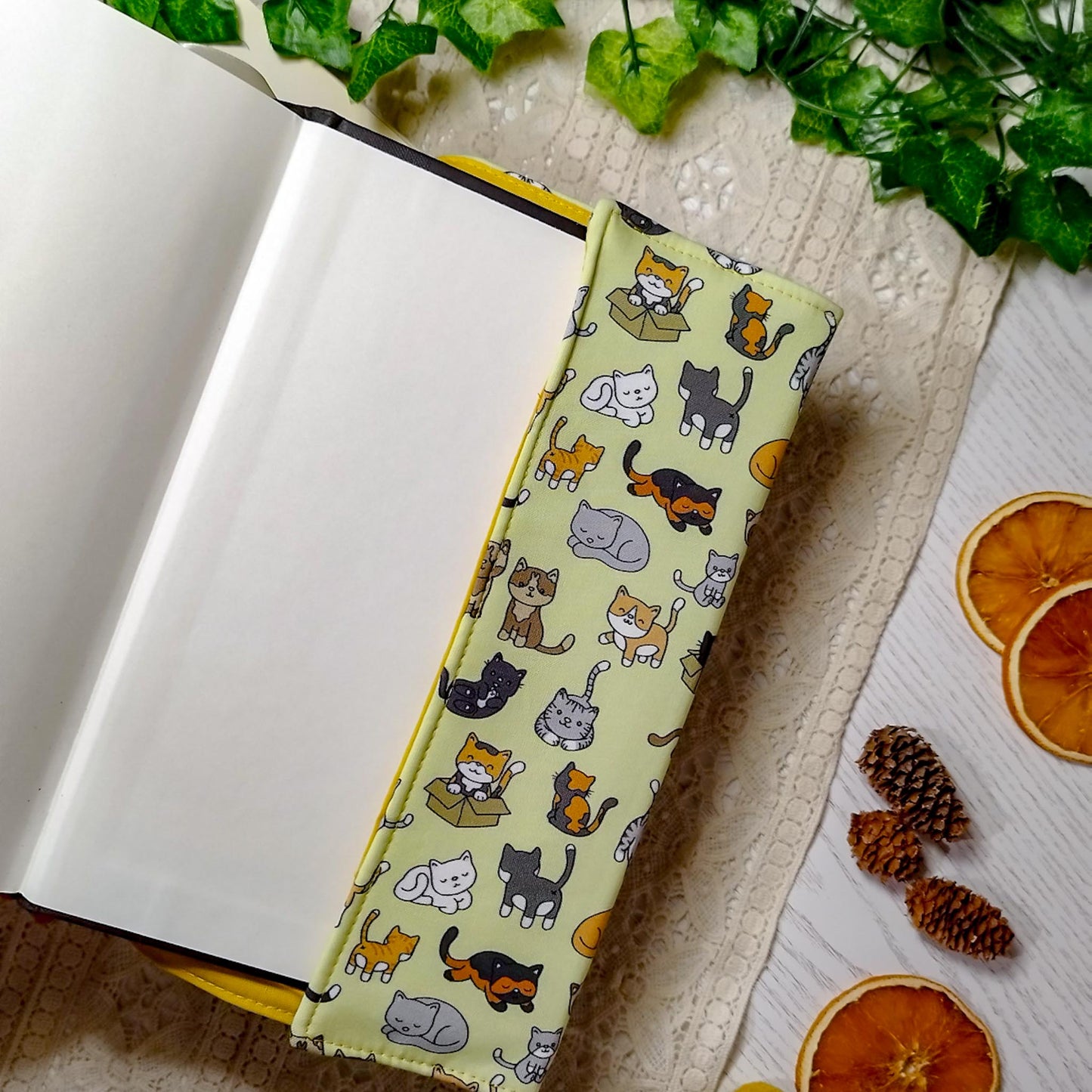 Book cover "Gatti nelle scatole" | Custodia per libri regolabile