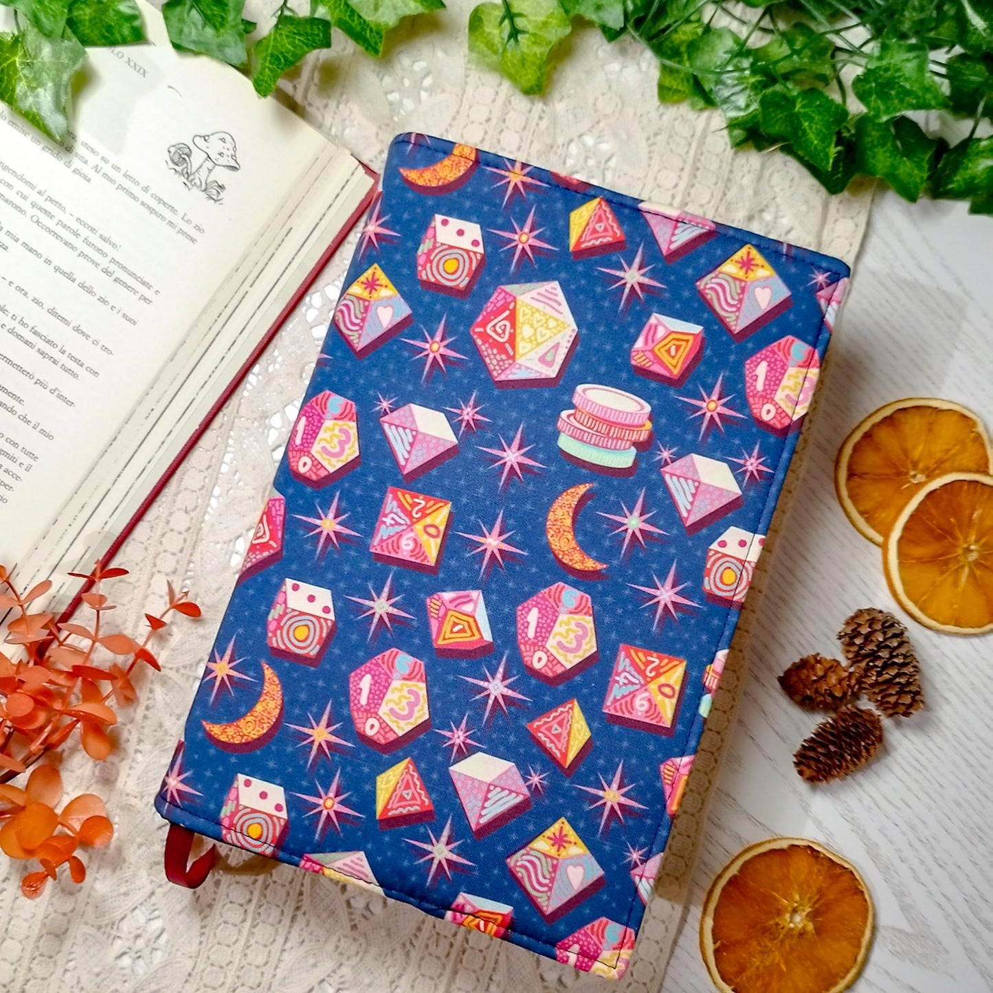 Book cover "Dadi e lune" | Custodia per libri regolabile