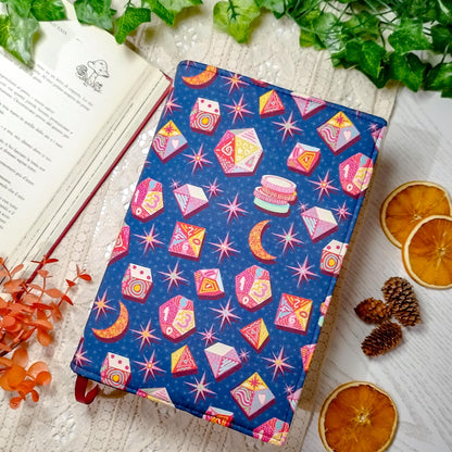 Book cover "Dadi e lune" | Custodia per libri regolabile