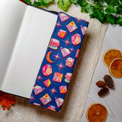 Book cover "Dadi e lune" | Custodia per libri regolabile