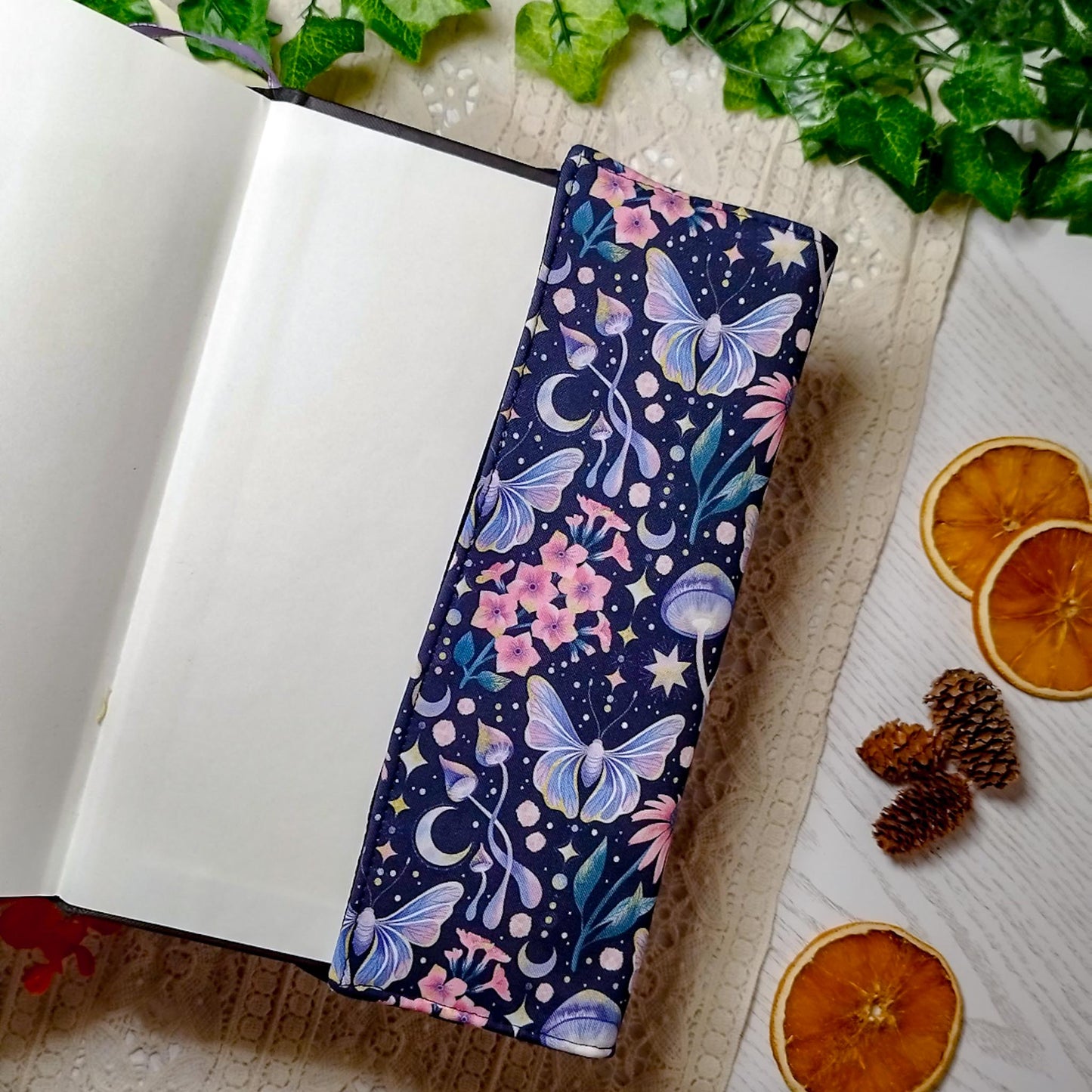 Book cover "Falene e meduse" | Custodia per libri regolabile