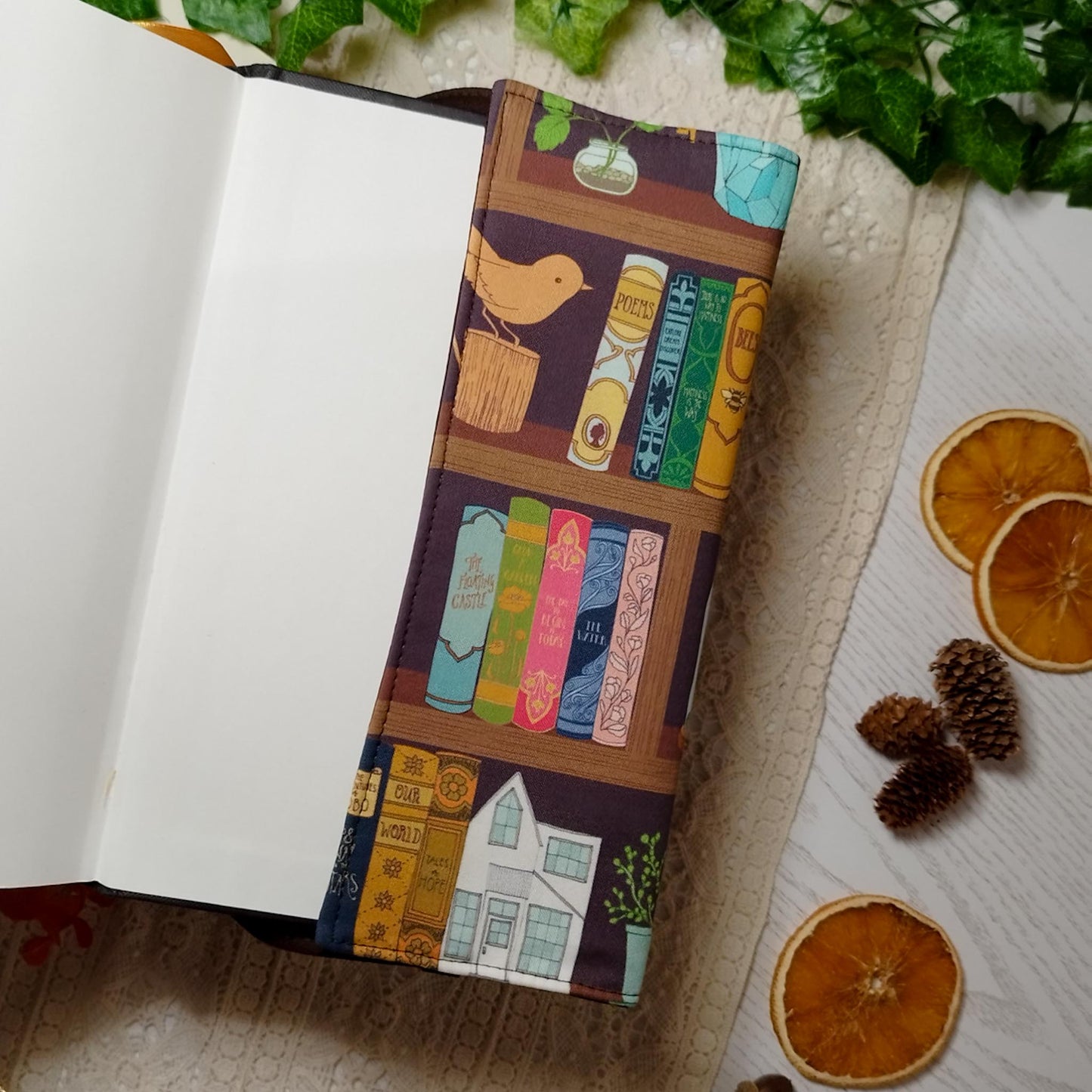 Book cover "Libri sugli scaffali" | Custodia per libri regolabile