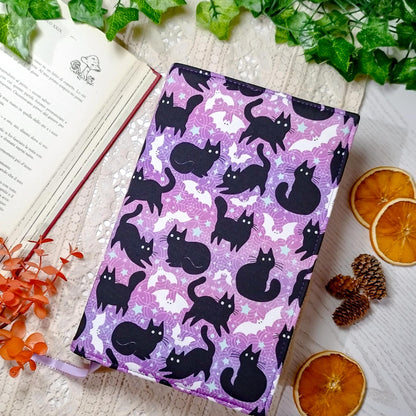 Book cover "Gatti e pipistrelli viola" | Custodia per libri regolabile