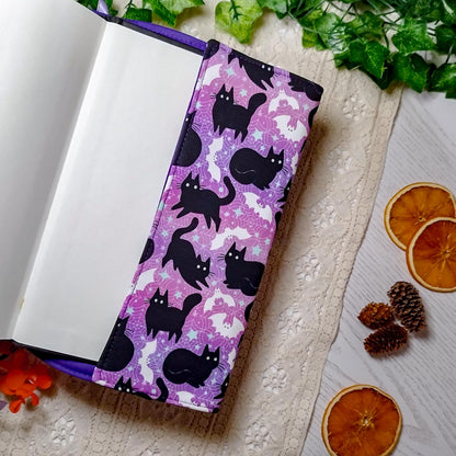 Book cover "Gatti e pipistrelli viola" | Custodia per libri regolabile