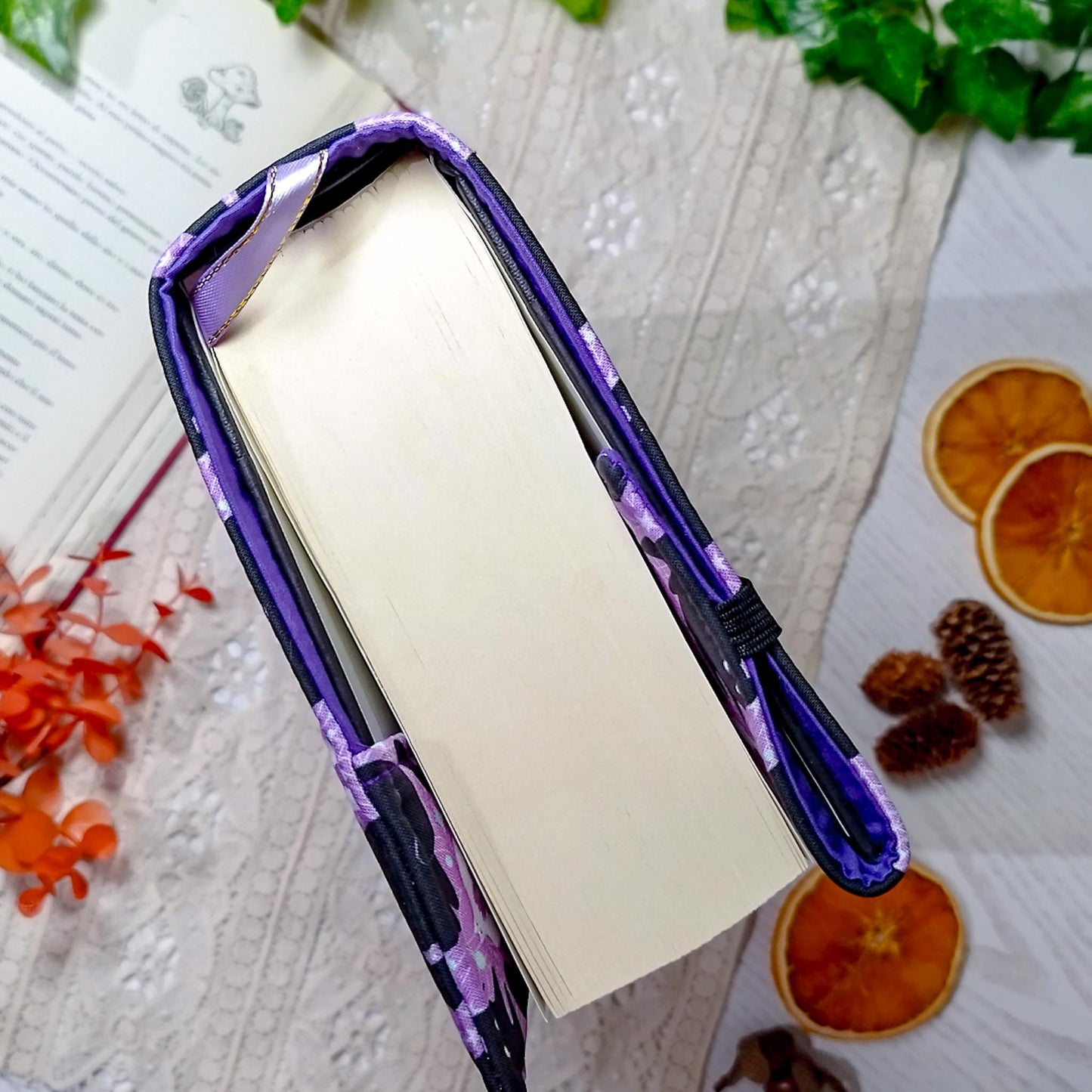 Book cover "Gatti e pipistrelli viola" | Custodia per libri regolabile