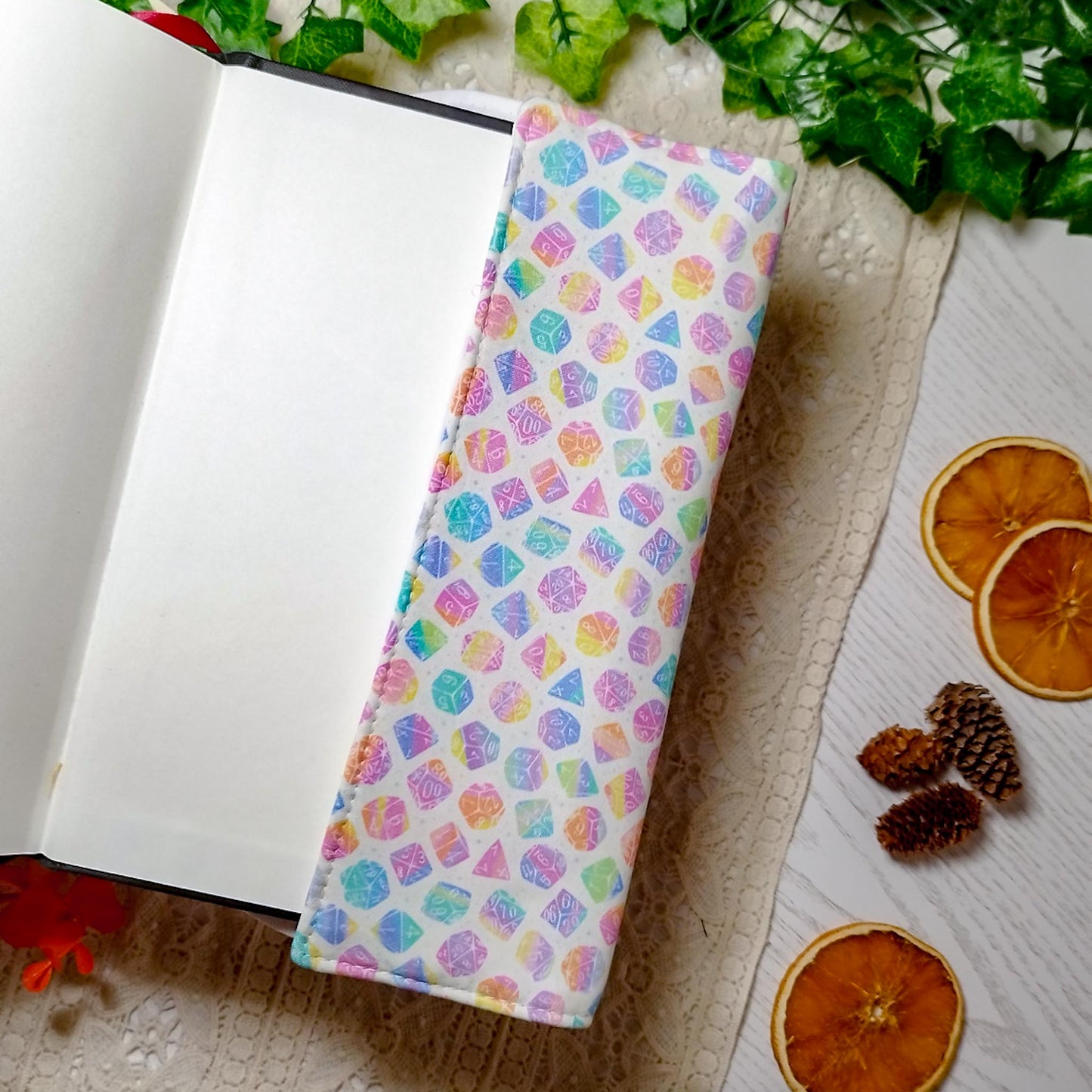 Book cover "Dadi arcobaleno bianca" | Custodia per libri regolabile