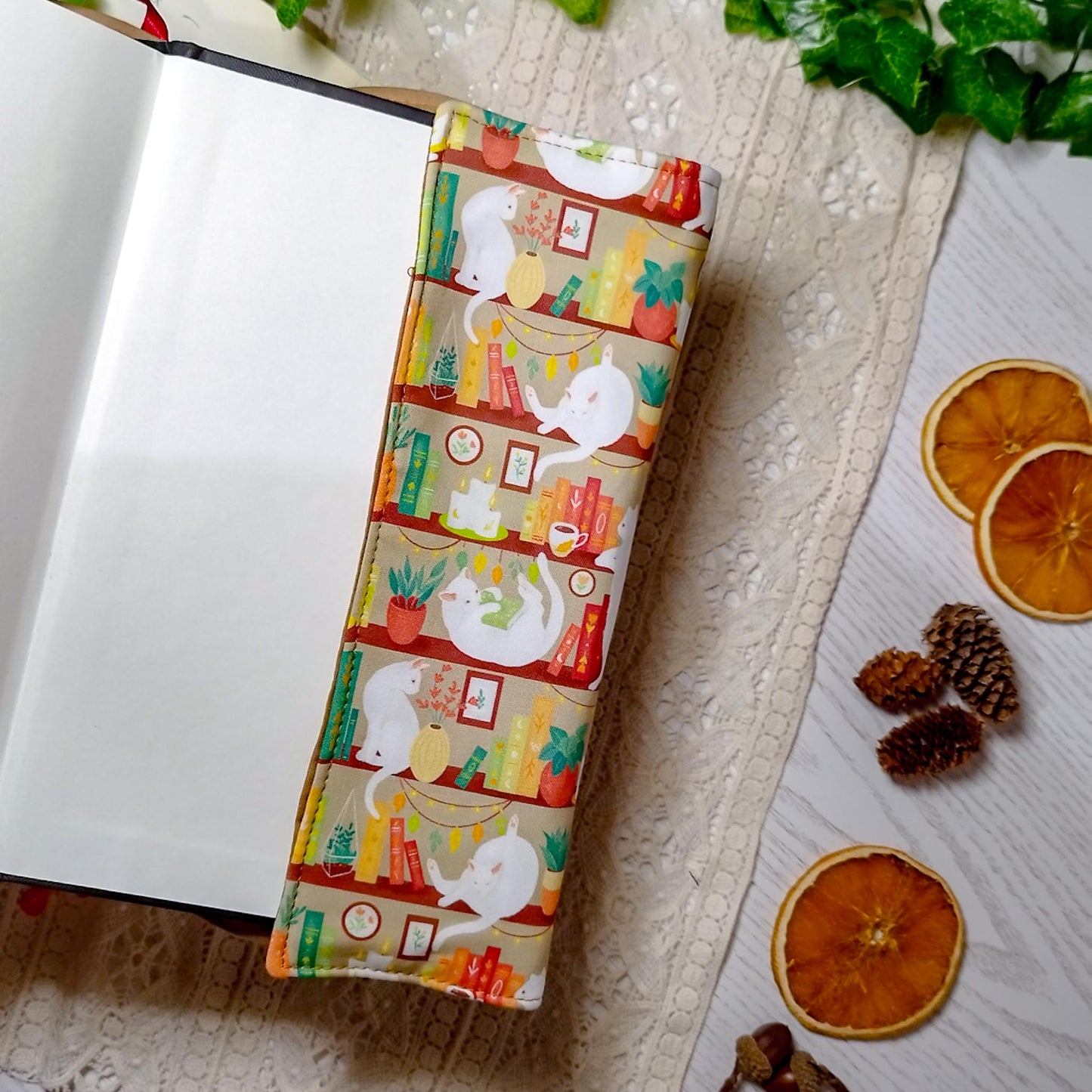 Book cover "Gatti in libreria beige" | Custodia per libri regolabile