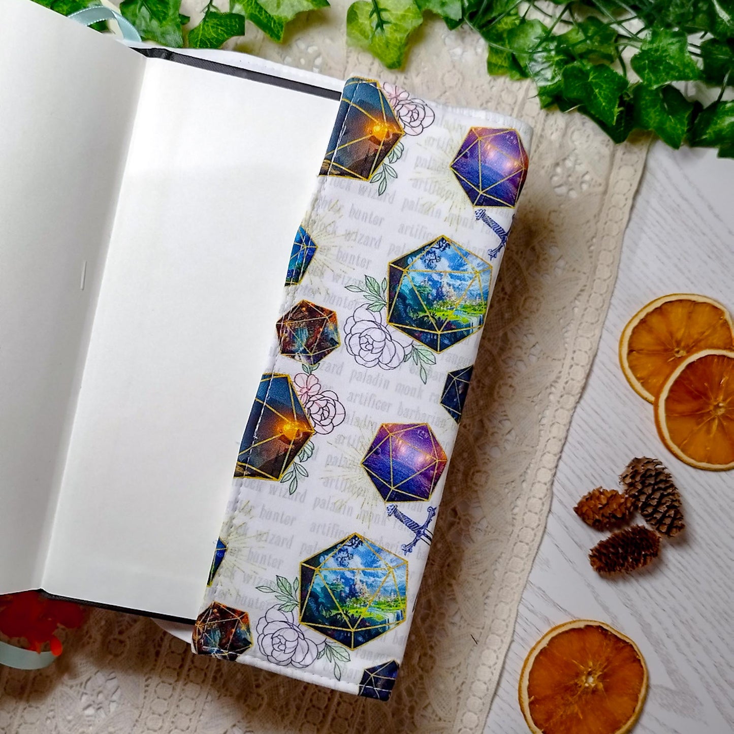 Book cover "Dadi e fiori" | Custodia per libri regolabile