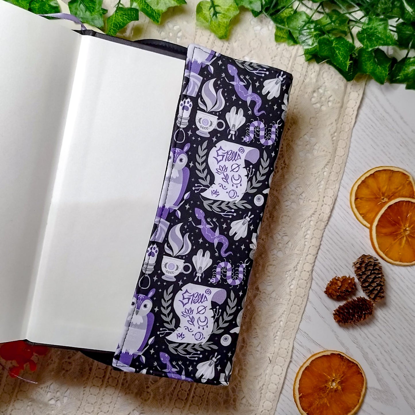 Book cover "Bosco della strega" | Custodia per libri regolabile