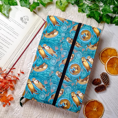 Book cover "Lontre innamorate" | Custodia per libri regolabile