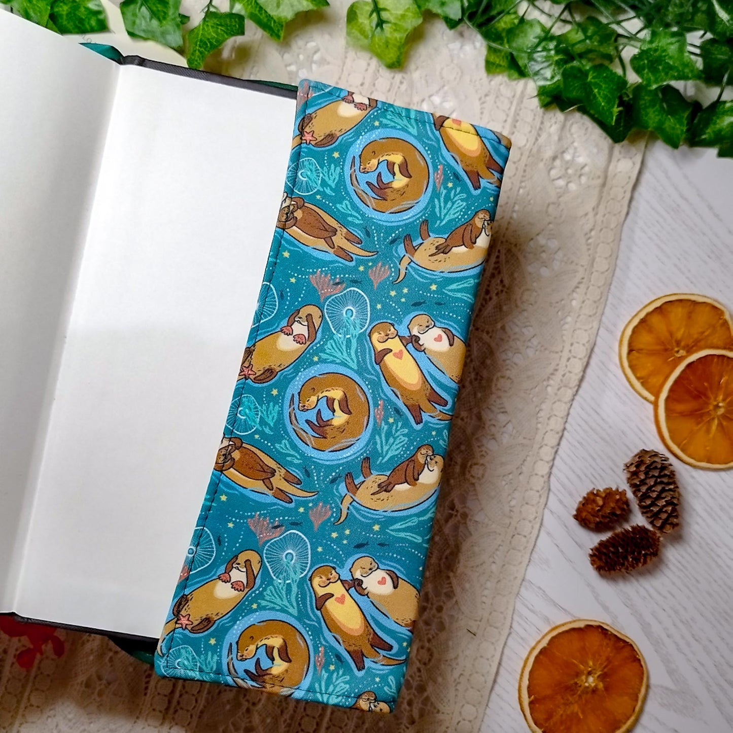 Book cover "Lontre innamorate" | Custodia per libri regolabile