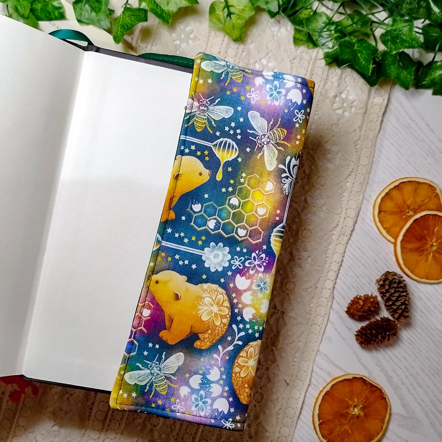 Book cover "Orsi e api" | Custodia per libri regolabile