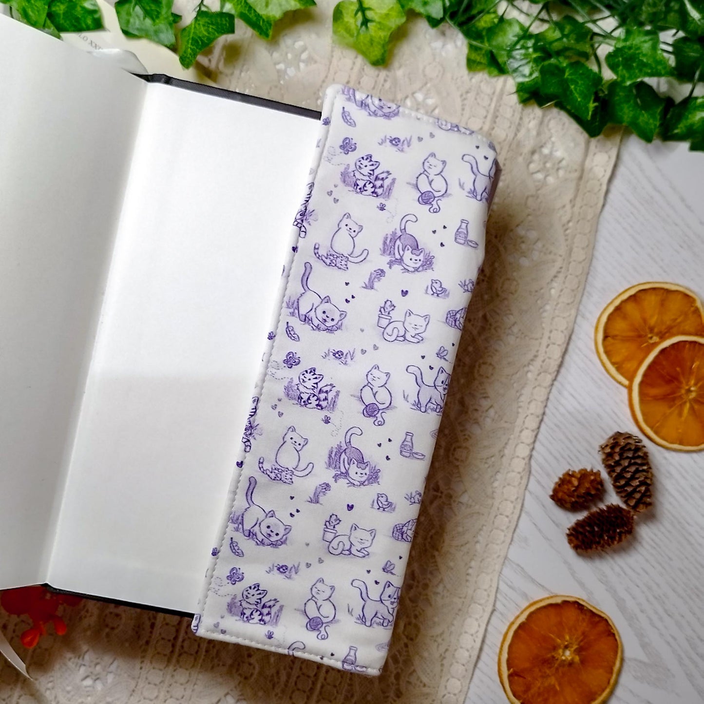Book cover "Gatti in giardino" | Custodia per libri regolabile