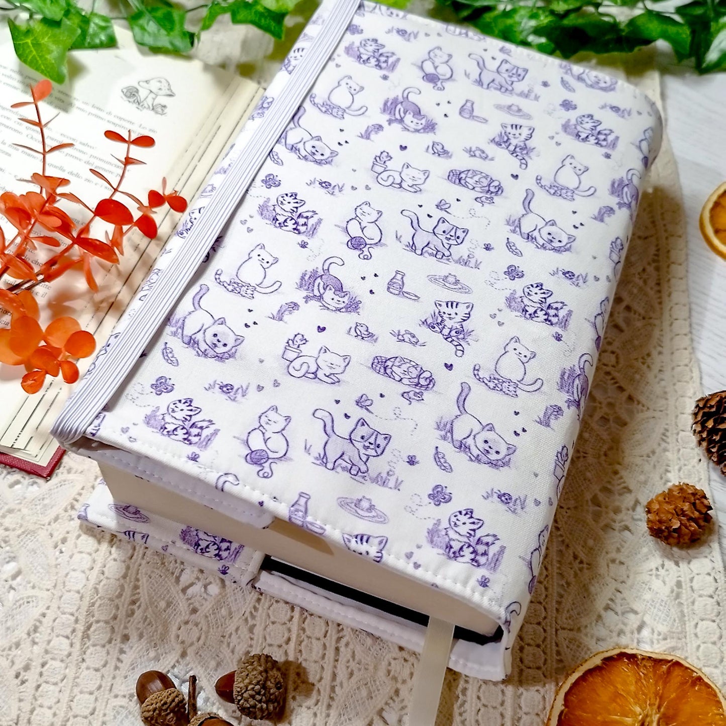 Book cover "Gatti in giardino" | Custodia per libri regolabile