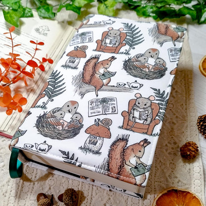 Book cover "Scoiattoli e topi" | Custodia per libri regolabile