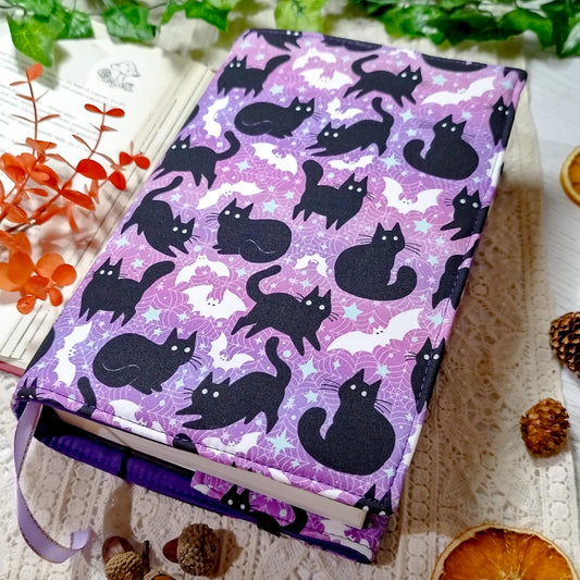 Book cover "Gatti e pipistrelli viola" | Custodia per libri regolabile
