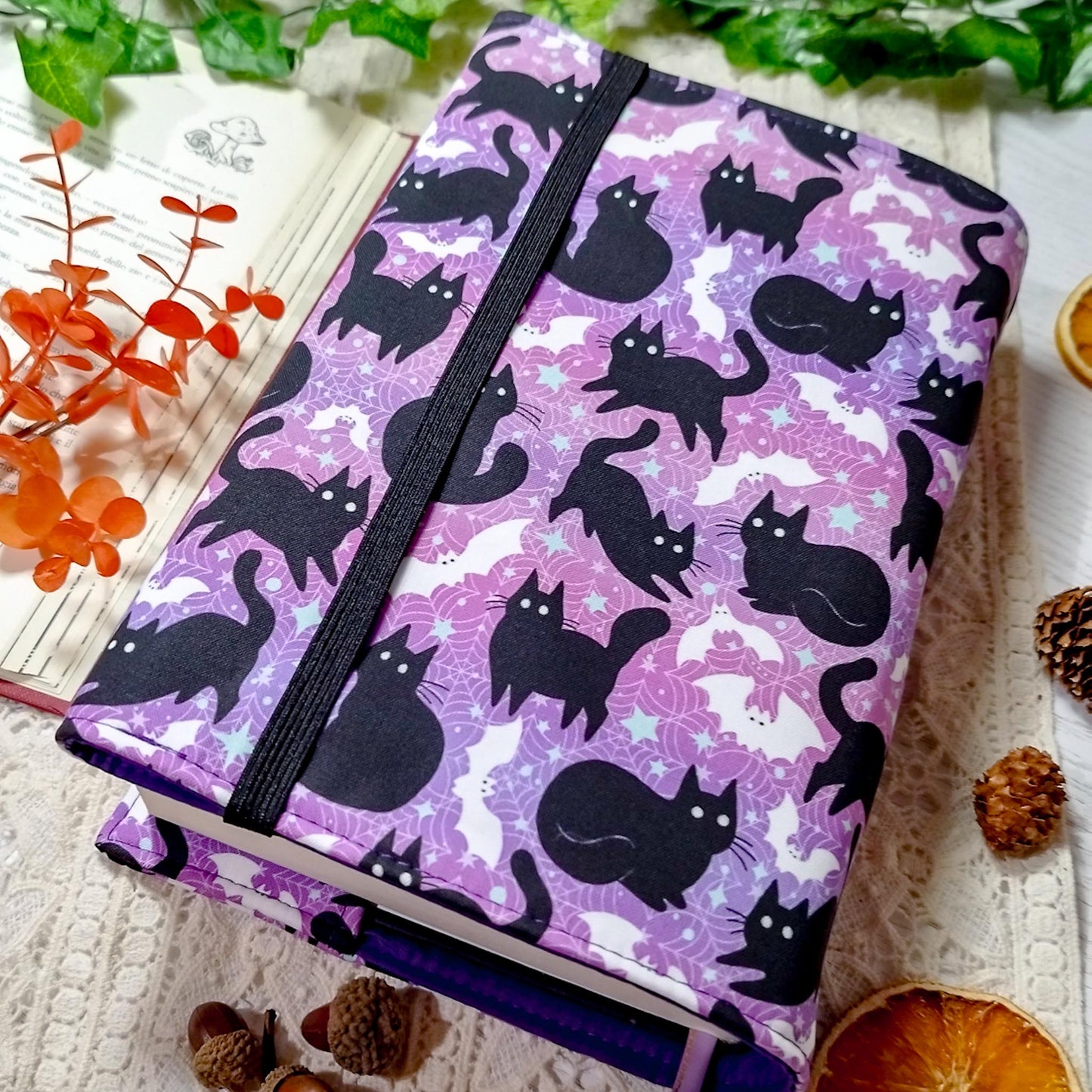 Book cover "Gatti e pipistrelli viola" | Custodia per libri regolabile