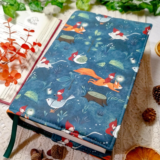 Book cover "Folletti e scoiattoli" | Custodia per libri regolabile