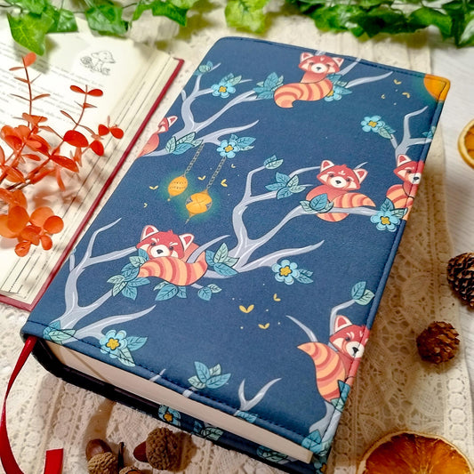 Book cover "Panda rossi sugli alberi" | Custodia per libri regolabile