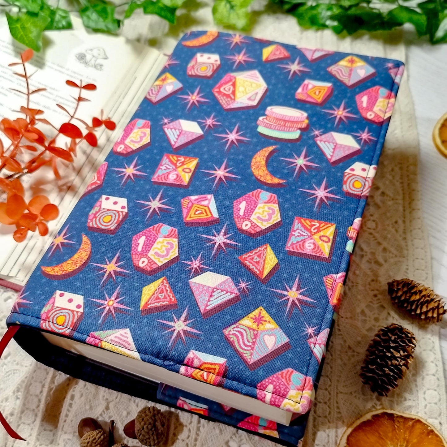 Book cover "Dadi e lune" | Custodia per libri regolabile
