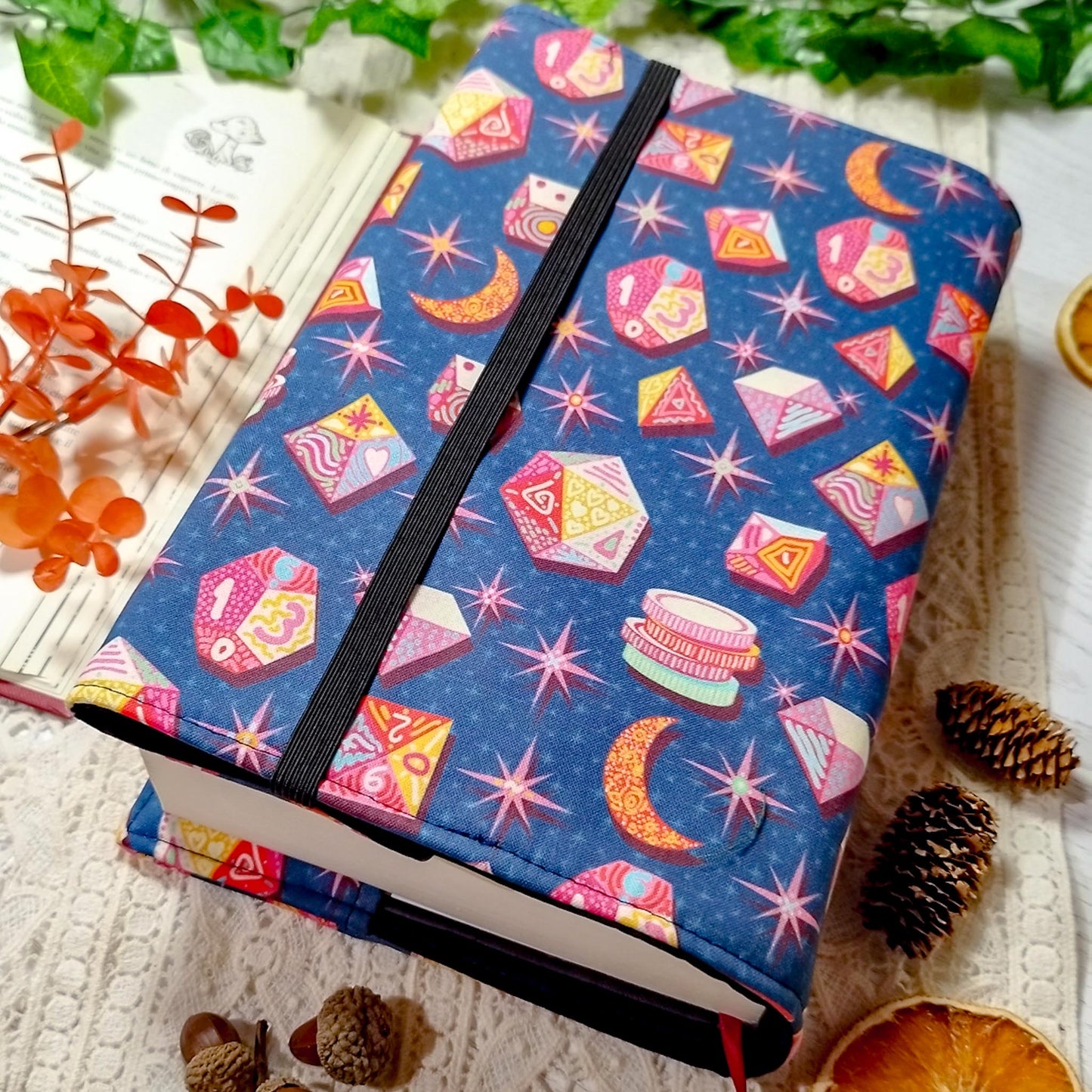Book cover "Dadi e lune" | Custodia per libri regolabile