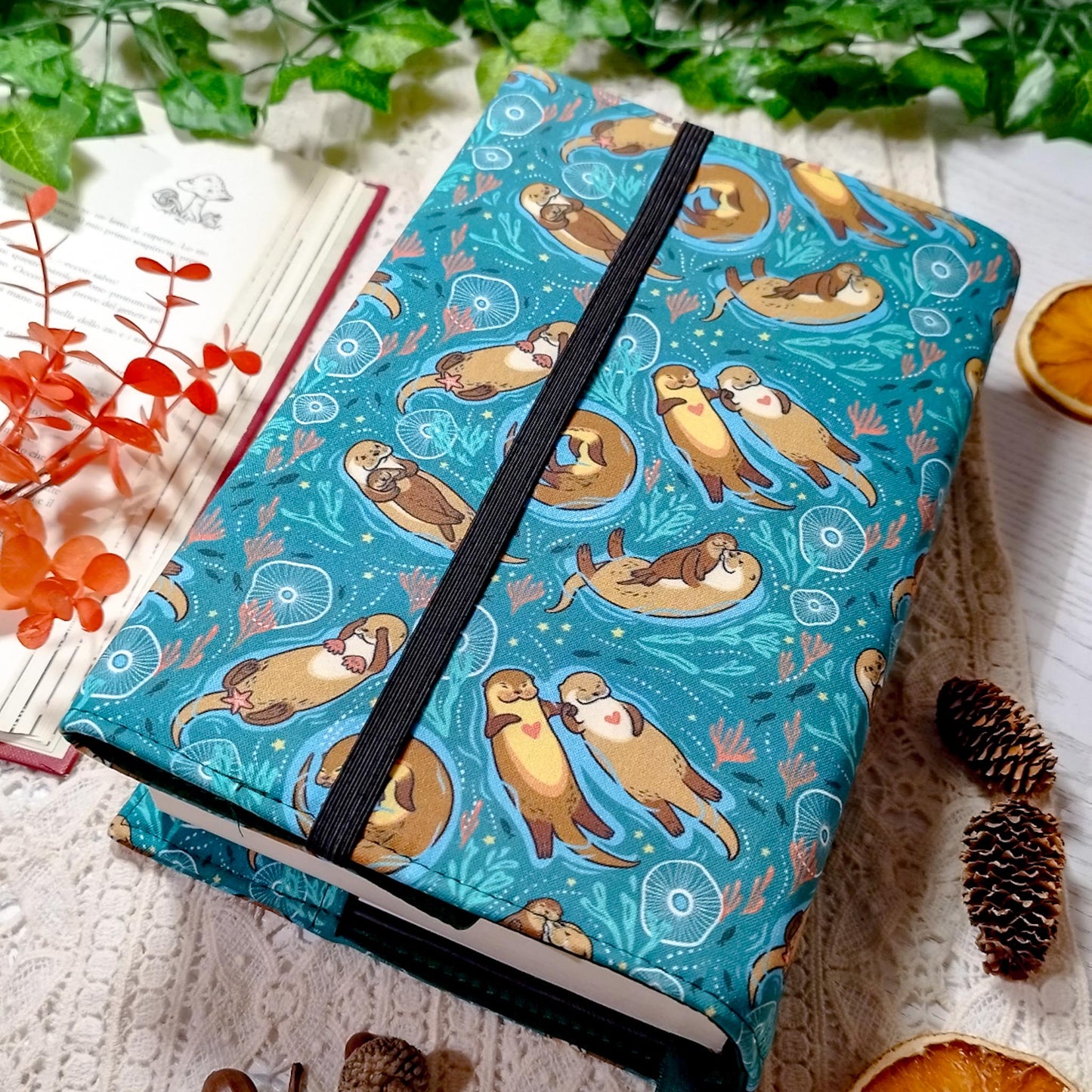 Book cover "Lontre innamorate" | Custodia per libri regolabile