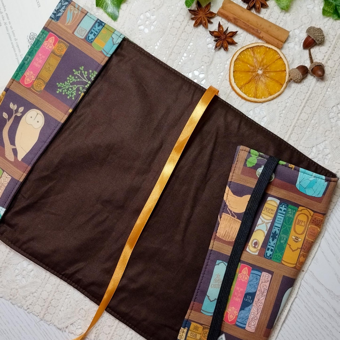 Book cover "Libri sugli scaffali" | Custodia per libri regolabile