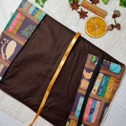 Book cover "Libri sugli scaffali" | Custodia per libri regolabile