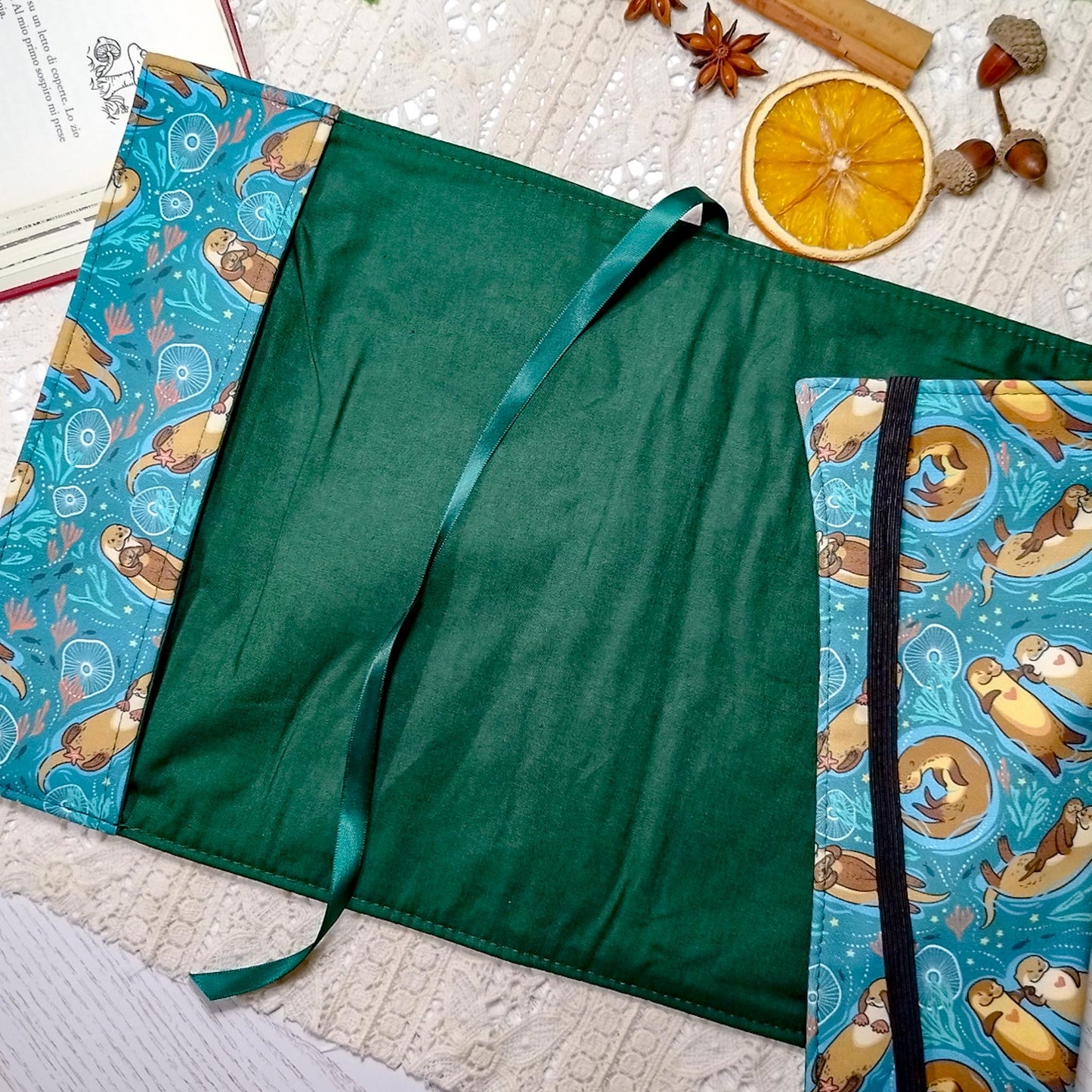 Book cover "Lontre innamorate" | Custodia per libri regolabile