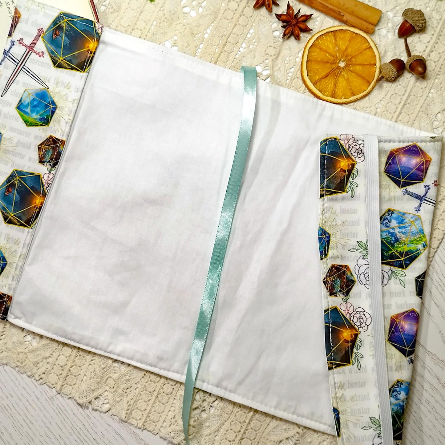 Book cover "Dadi e fiori" | Custodia per libri regolabile