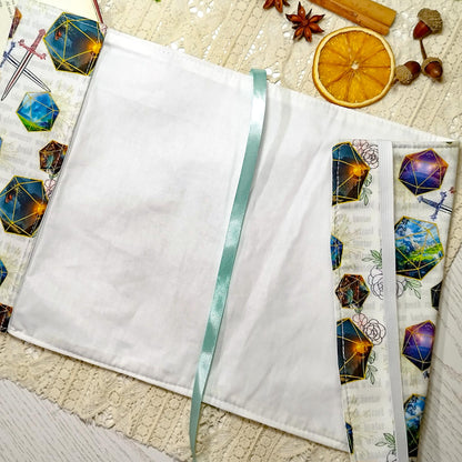 Book cover "Dadi e fiori" | Custodia per libri regolabile
