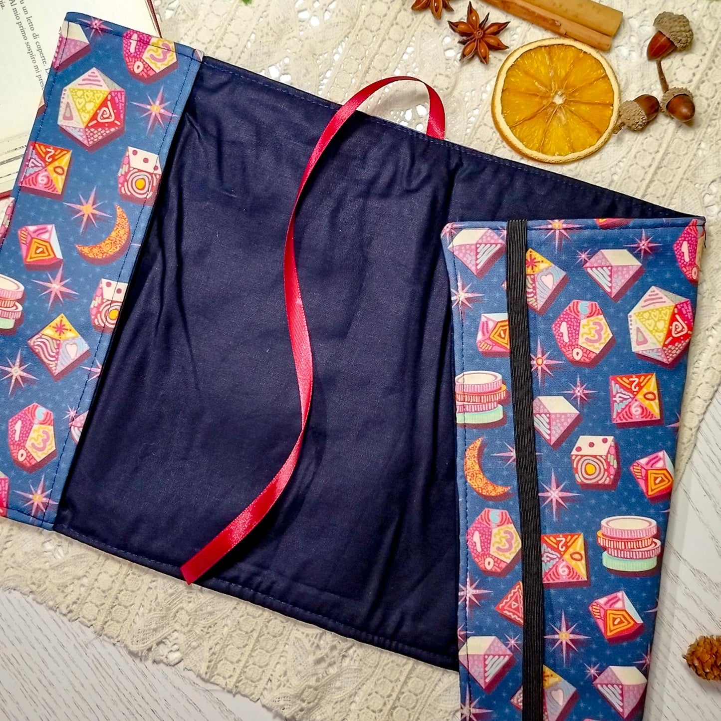 Book cover "Dadi e lune" | Custodia per libri regolabile