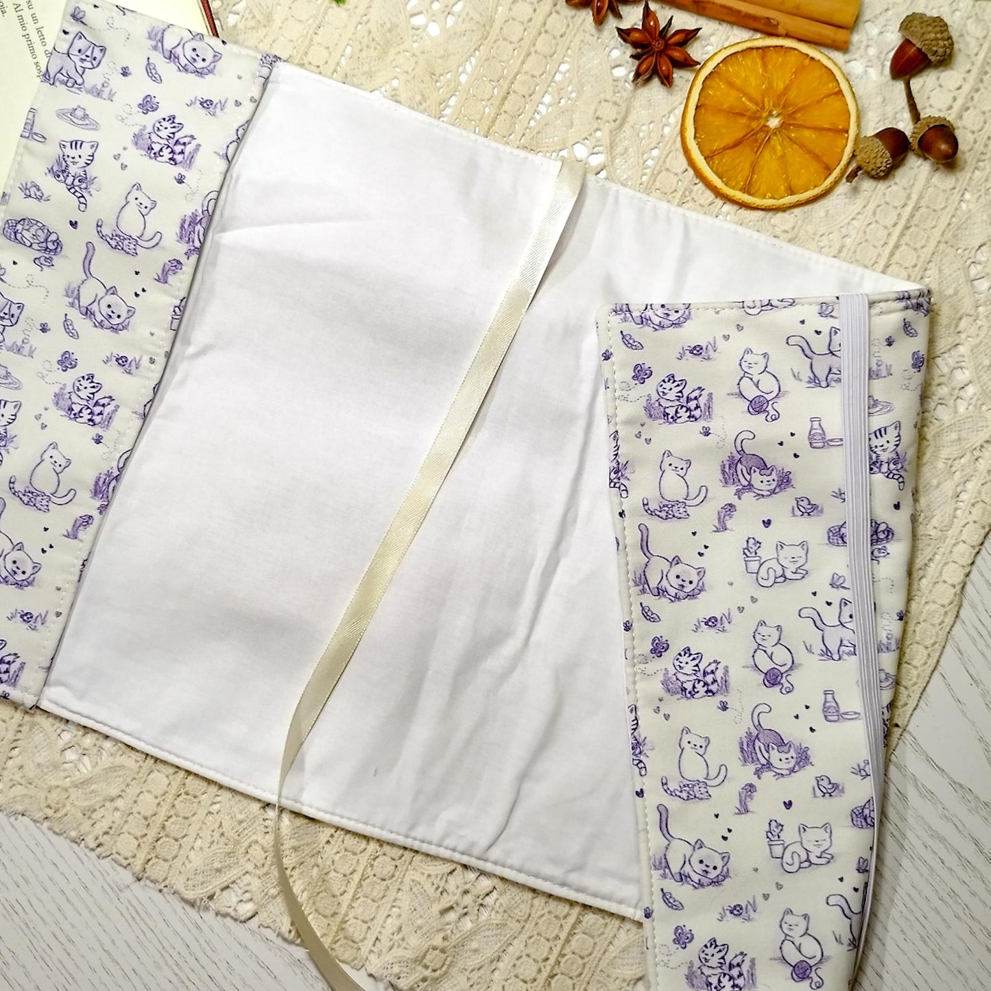 Book cover "Gatti in giardino" | Custodia per libri regolabile