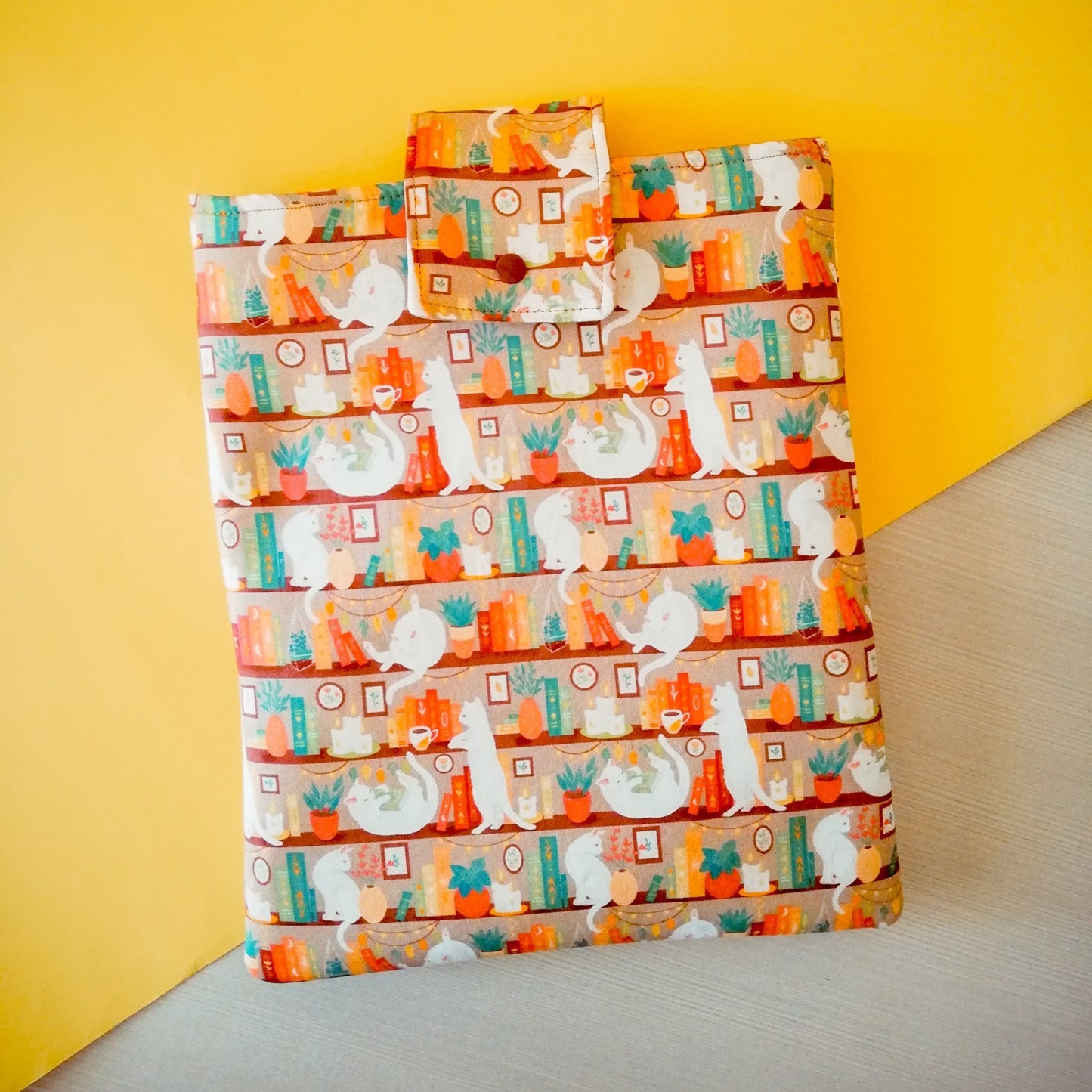 Book sleeve kingsize "Gatti in libreria beige"