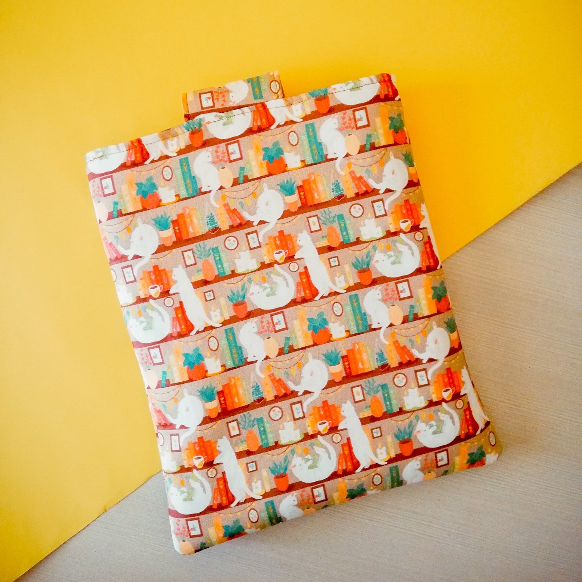 Book sleeve kingsize "Gatti in libreria beige"