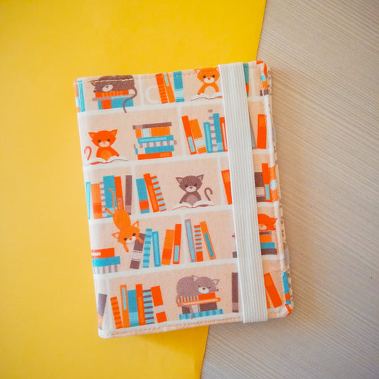 Custodia rigida per ebook reader Kindle e Kobo "Gatti in libreria rosa"