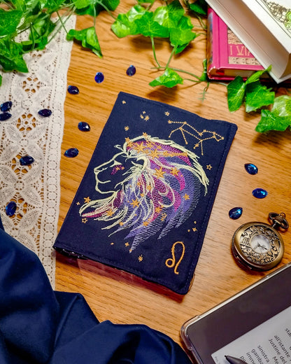 Cover rigida rimovibile ricamata per Kindle e Kobo "Segno zodiacale leone"