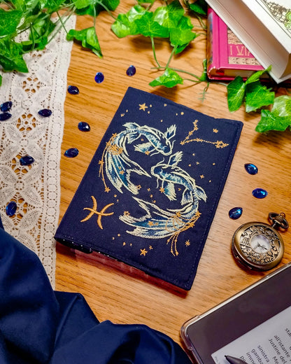 Cover rigida rimovibile ricamata per Kindle e Kobo "Segno zodiacale pesci"