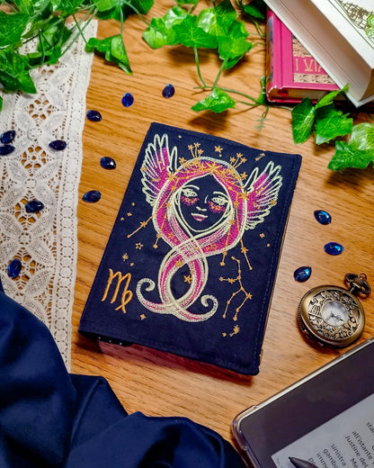 Cover rigida rimovibile ricamata per Kindle e Kobo "Segno zodiacale vergine"