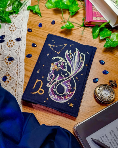 Cover rigida rimovibile ricamata per Kindle e Kobo "Segno zodiacale capricorno"