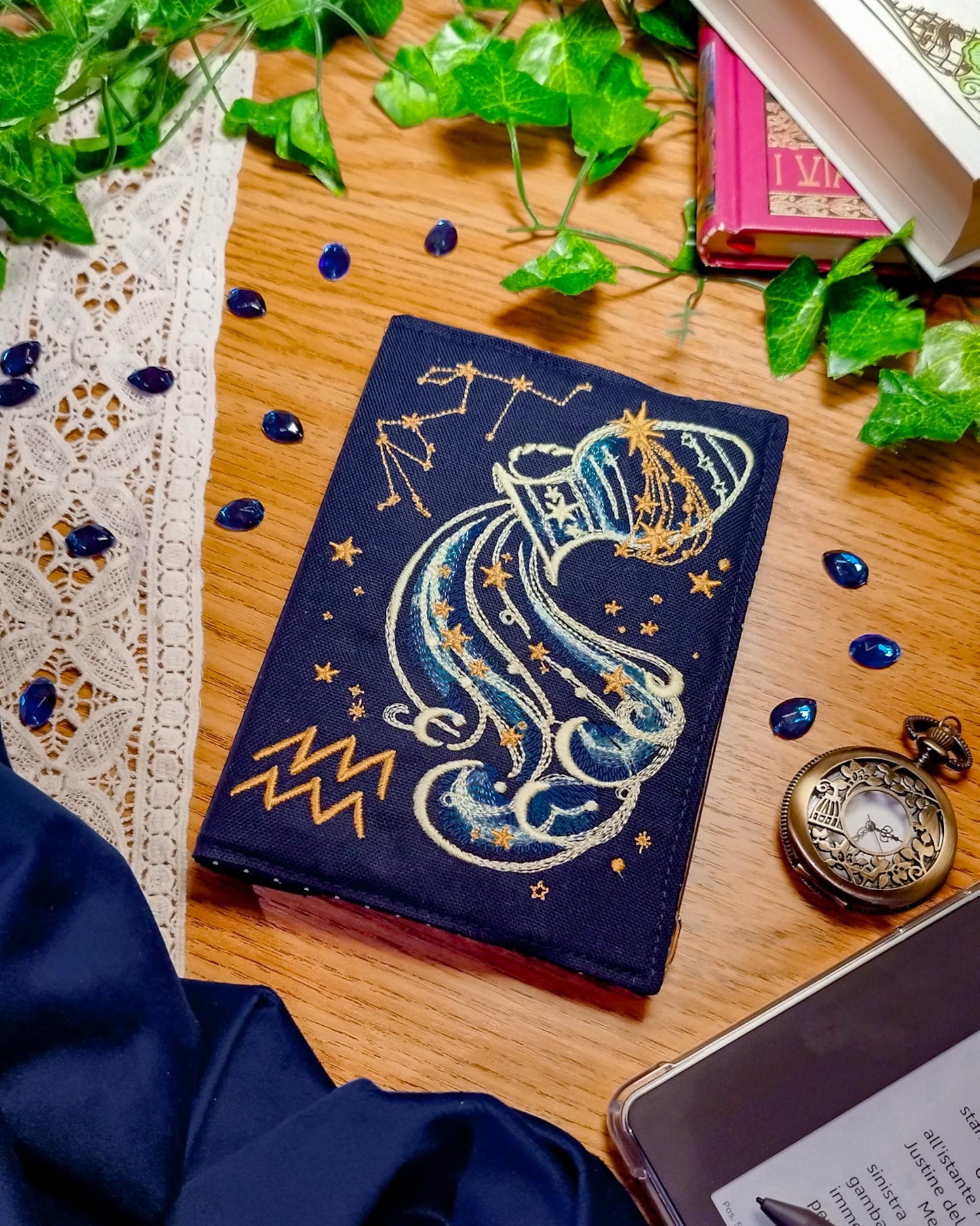 Cover rigida rimovibile ricamata per Kindle e Kobo "Segno zodiacale acquario"