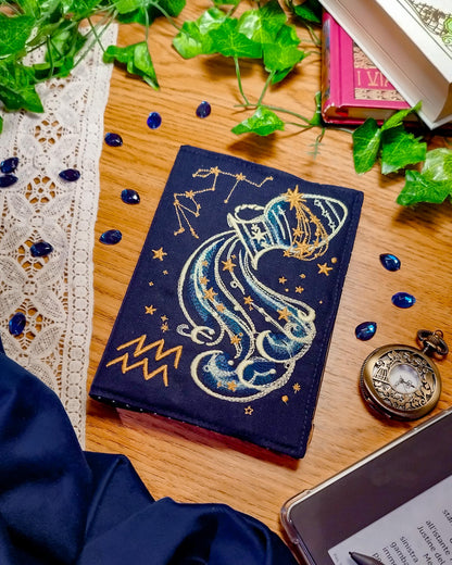 Cover rigida rimovibile ricamata per Kindle e Kobo "Segno zodiacale acquario"