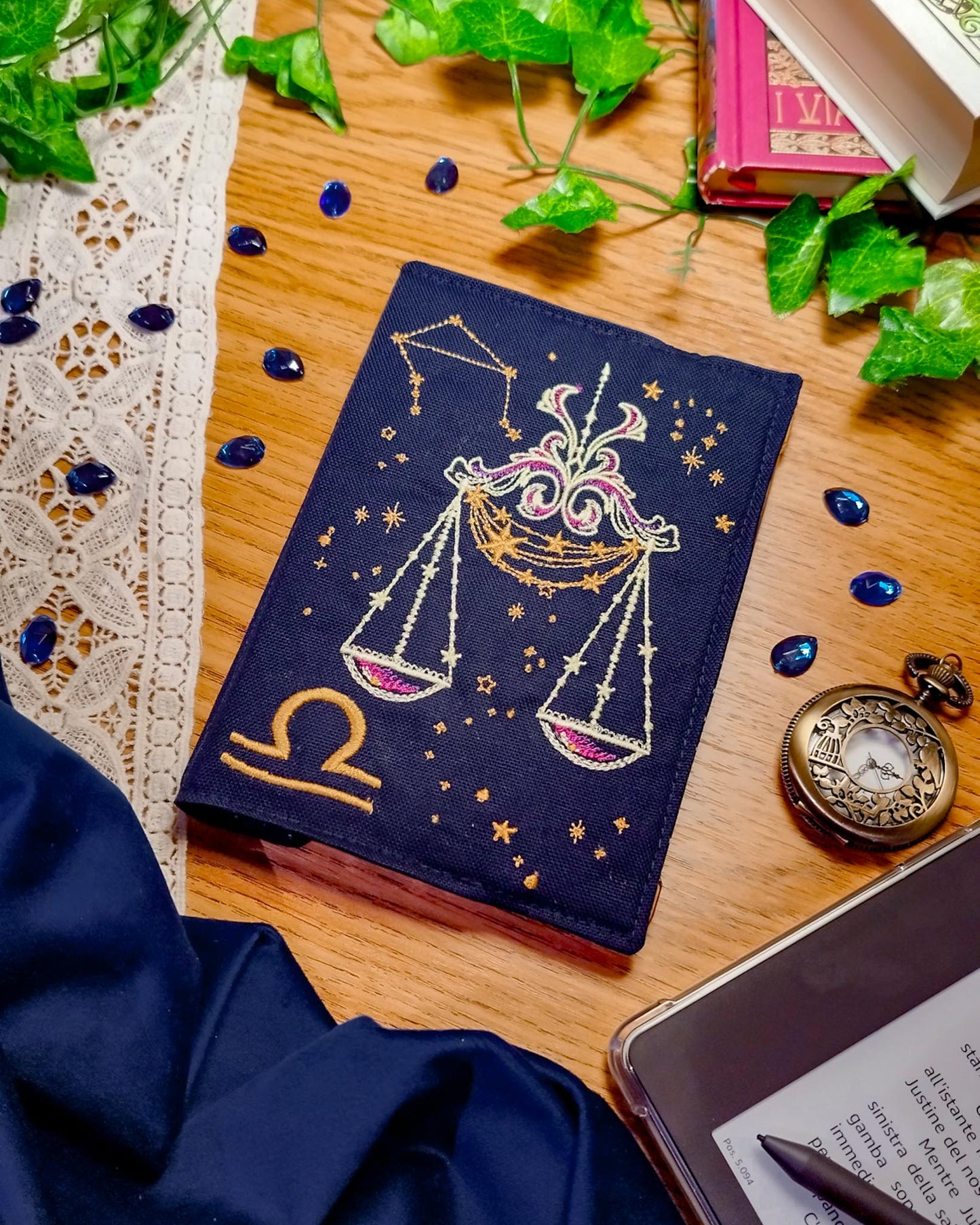 Cover rigida rimovibile ricamata per Kindle e Kobo "Segno zodiacale bilancia"