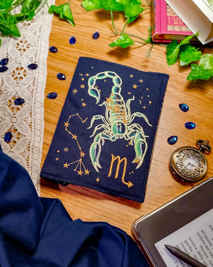 Cover rigida rimovibile ricamata per Kindle e Kobo "Segno zodiacale scorpione"