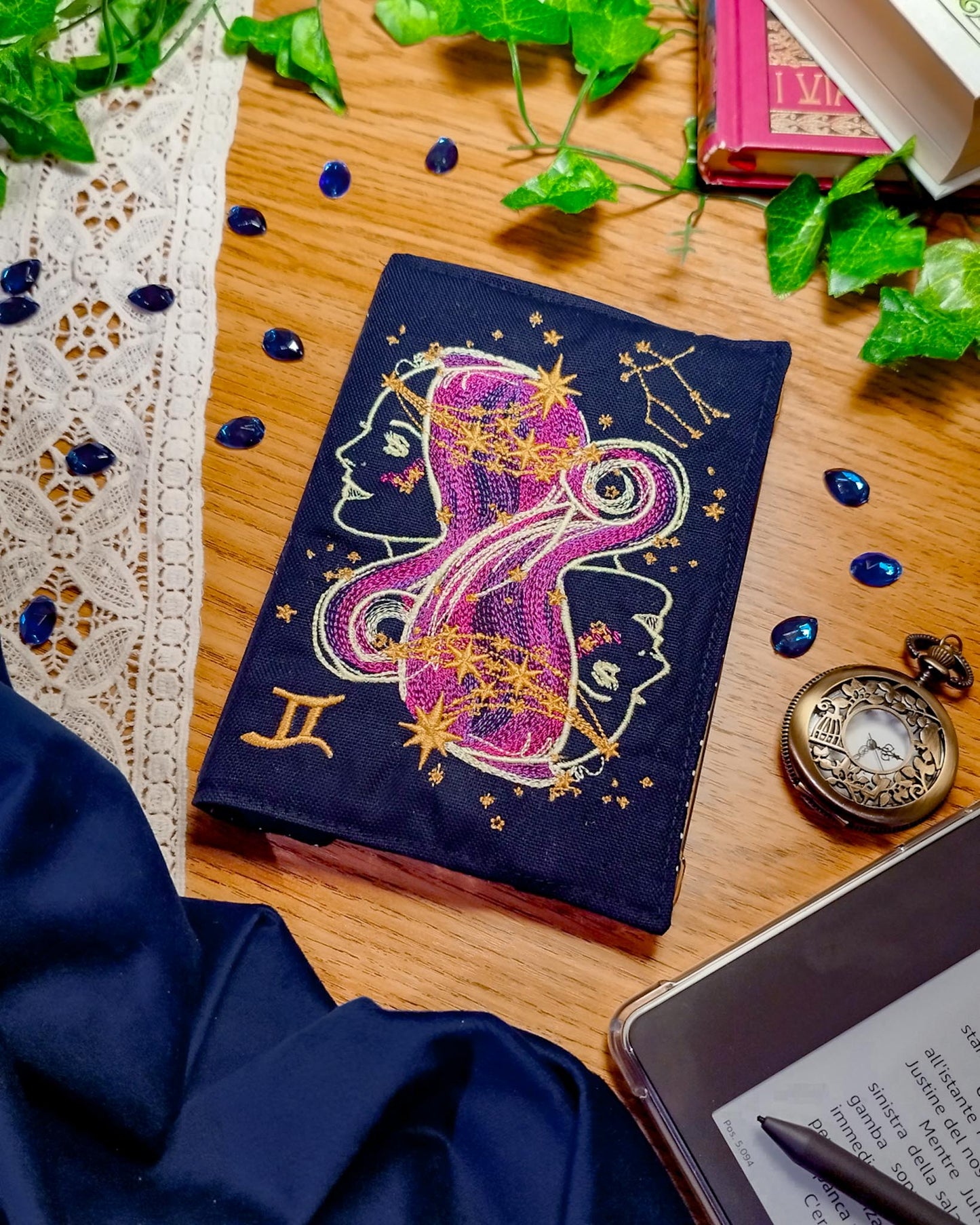 Cover rigida rimovibile ricamata per Kindle e Kobo "Segno zodiacale gemelli"