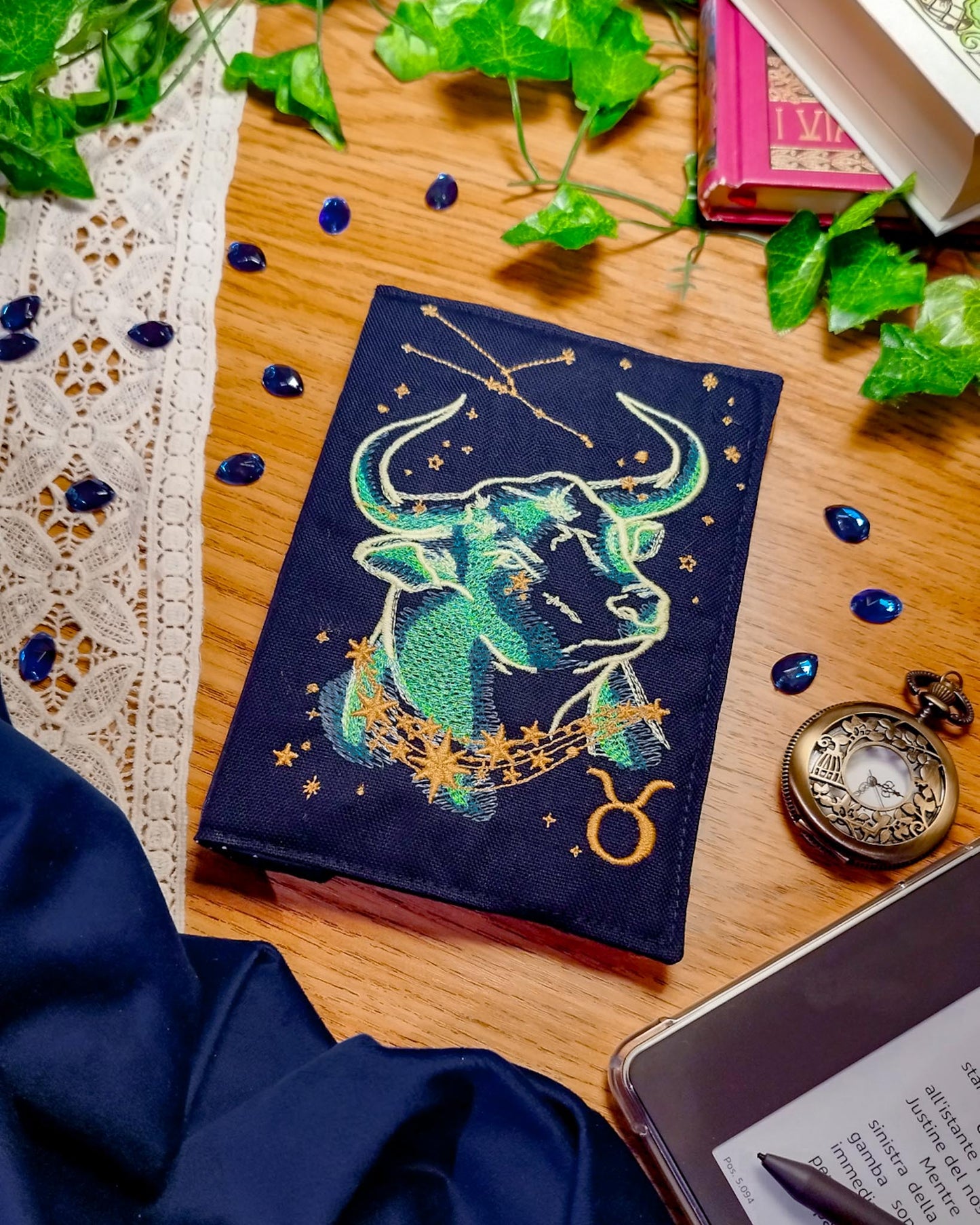 Cover rigida rimovibile ricamata per Kindle e Kobo "Segno zodiacale toro"