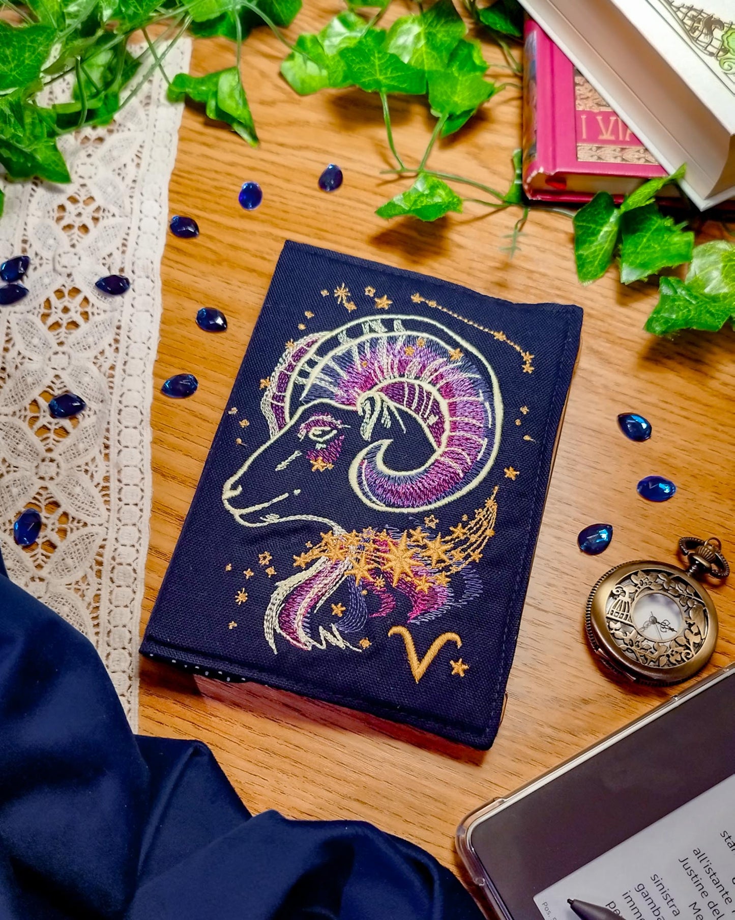 Cover rigida rimovibile ricamata per Kindle e Kobo "Segno zodiacale ariete"